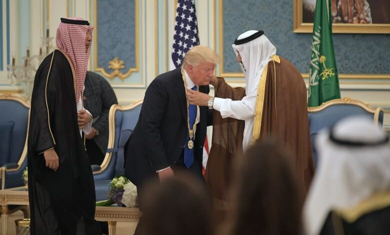 محلل أمريكي: لن أندهش إذا ذهب ترامب إلى الخليج للحصول على المال