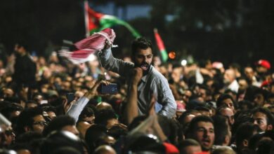الأردن تواجه مظاهرات ليلية تطالب برحيل الحكومة في ظل حظر التجوال