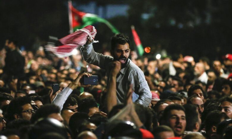 الأردن تواجه مظاهرات ليلية تطالب برحيل الحكومة في ظل حظر التجوال