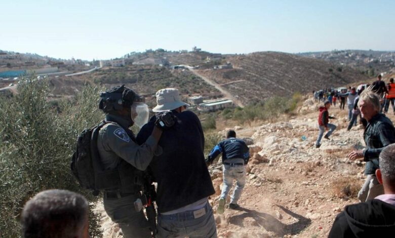 مستوطن إسرائيلي يعتدي على مسن فلسطيني بوحشية في الضفة الغربية (فيديو)