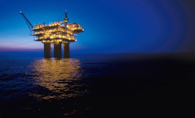 اسعار النفط تعوض بعض خسائرها بسبب إحياء اتفاق 2015 النووي مع إيران