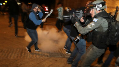 شرطة الاحتلال تهاجم المتظاهرين الفلسطينيين في الشيخ جراح