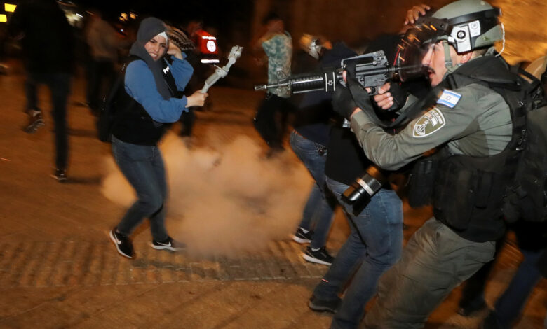 شرطة الاحتلال تهاجم المتظاهرين الفلسطينيين في الشيخ جراح