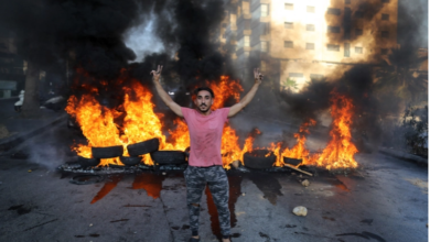 إغلاق طرق وحرق إطارات.. احتجاجات على تردي الأوضاع المعيشية في لبنان
