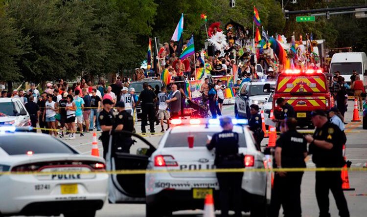 دهس حشد من الناس في مسيرة للمثليين في فلوريدا و مصرع شخص