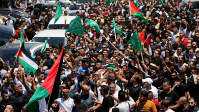 متظاهرون فلسطينيون يطالبون باستقالة عباس بعد وفاة الناشط نزار بنات