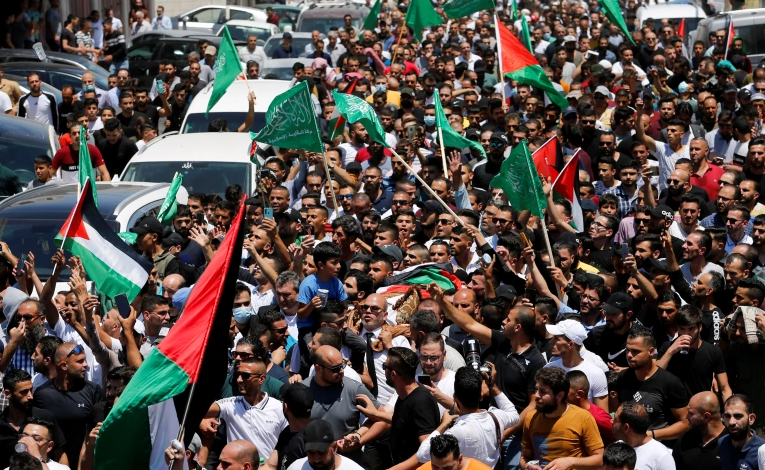 متظاهرون فلسطينيون يطالبون باستقالة عباس بعد وفاة الناشط نزار بنات