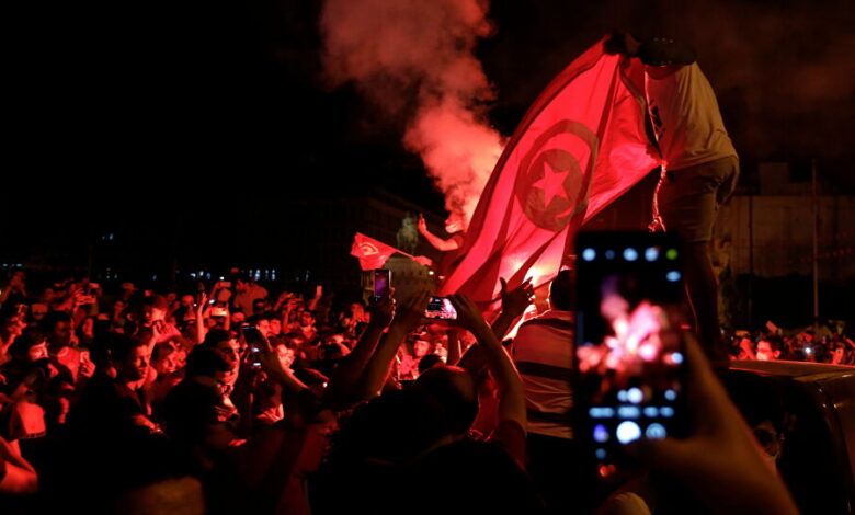تونس: الرئيس يقيل رئيس الوزراء المشيشي ويجمد البرلمان