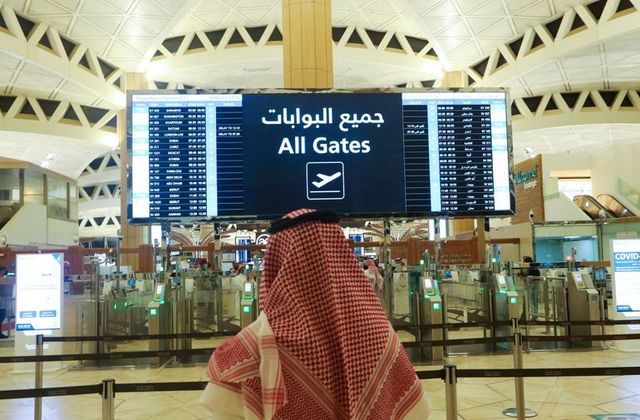 سعوديون يسارعون للعودة إلى بلادهم قبل حظر الطيران