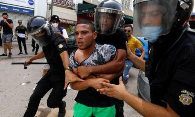 ضباط شرطة يعتقلون متظاهرا عقب مشاركته في احتجاجات بتونس العاصمة