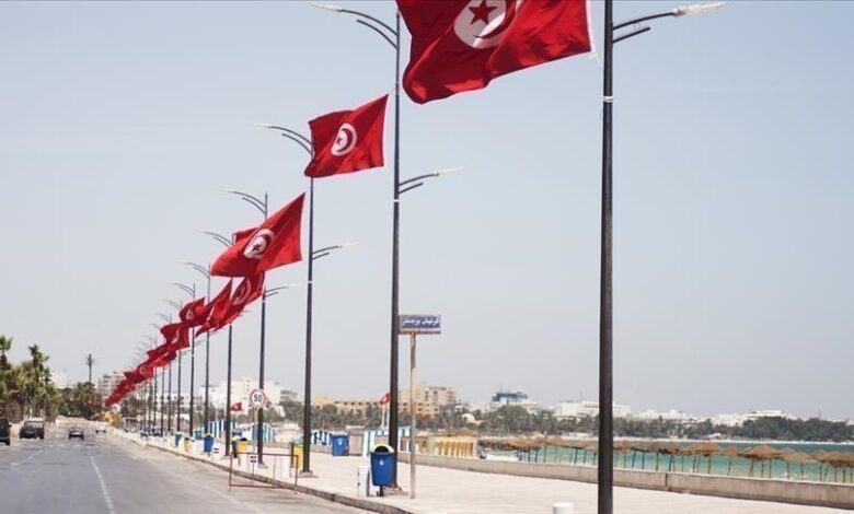 قوات الأمن التونسية وضعت قاضيا مثيرا للجدل رهن الإقامة الجبرية40 يوما