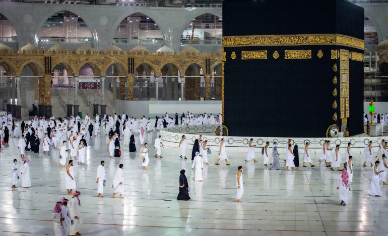 المملكة العربية السعودية تبدأ بتلقي طلبات العمرة للأجانب المحصنين