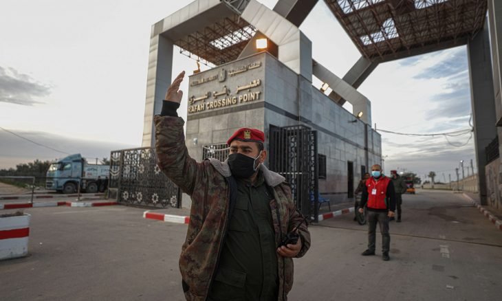 مصر تغلق الحدود مع غزة وسط توترات مع حركة حماس