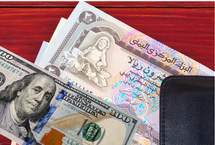 تراجع الريال اليمني أمام الدولار الأميركي لمستوى قياسي جديد