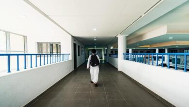 بالكمامات وإجراءات احترازية أخرى.. الطلاب السعوديون يعودون للمدارس