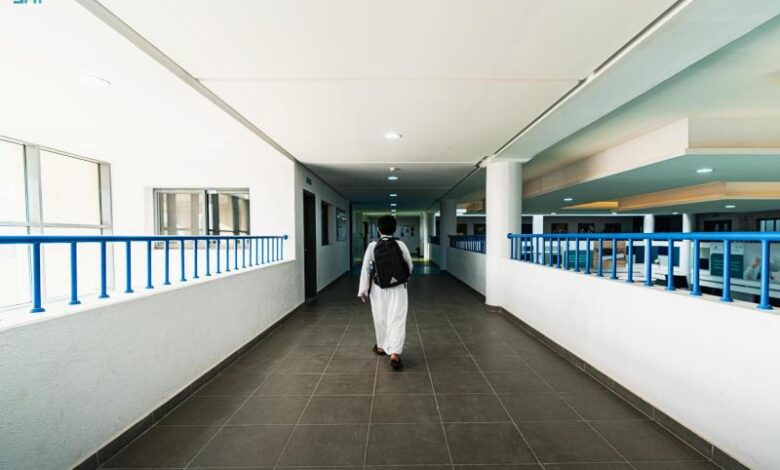 بالكمامات وإجراءات احترازية أخرى.. الطلاب السعوديون يعودون للمدارس