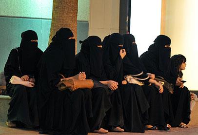 ترهيب المدافعات عن الحقوق والحريات بالاعتقالات يعكس منح السعودية حقوق للمرأة