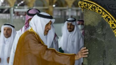 أمير مكة يغسل الكعبة المشرّفة نيابة عن العاهل السعودي