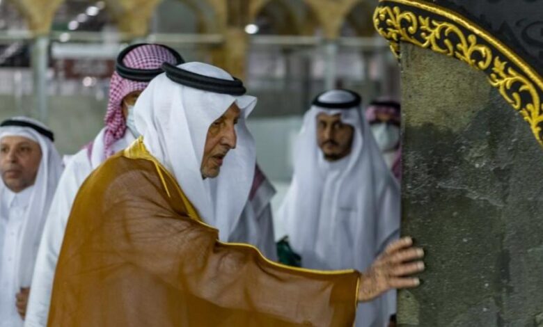 أمير مكة يغسل الكعبة المشرّفة نيابة عن العاهل السعودي