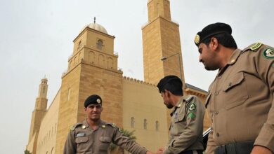 الأمن السعودي يعتقل 4 أفراد أشعلوا ناراً في رجل بعد سكب مادة سريعة الاشتعال عليه