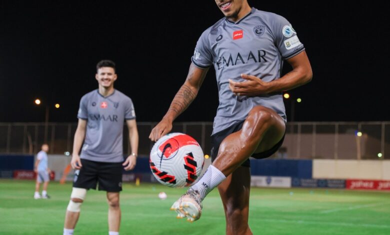 ناصرالدوسري لاعب خط الوسط يشارك مع نادي الهلال ضد الحزم