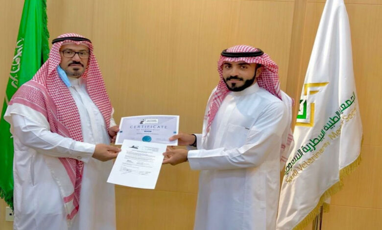 عبد الرحمن أول طبيب سعودي متخصص في القطط.. والجمعية البيطرية تهنئه