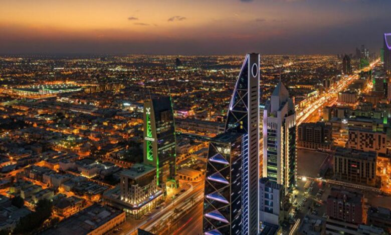 السعودية تمدد تأشيرات الزيارة آلياً لمن هم خارج المملكة