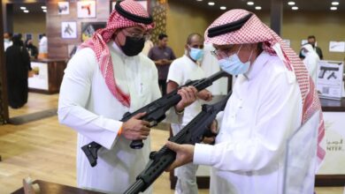 بيع اسلحة في معرض الرياض للصيد(مسدس في معرض الصقور)