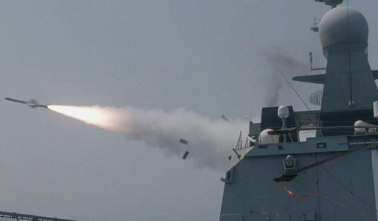 القوات البحرية الملكية السعودية تنفذ رماية بالصواريخ على الأهداف البحرية
