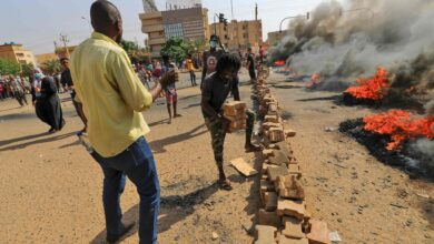 انقلاب عسكري في السودان و احتجاجات بالالوف على اعتقال قادة مدنيين في السودان