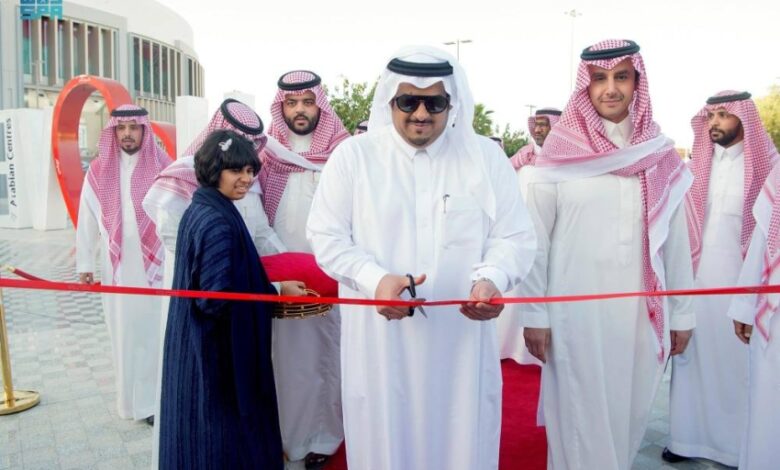 الأمير محمد بن عبدالرحمن أمير منطقة الرياض بالنيابة يفتتح معرض ريشة طيف