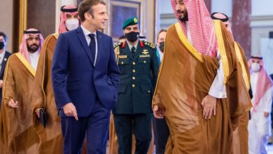 صورة الامير محمد بن سلمان يستقبل الرئيس الفرنسي فور وصوله