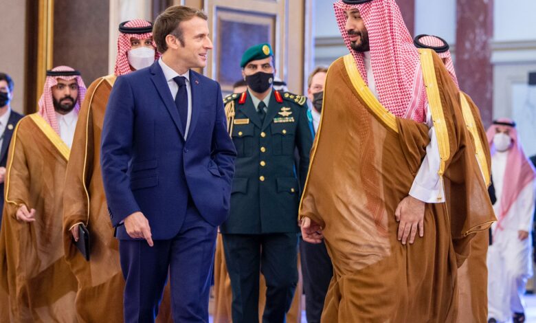 الامير محمد بن سلمان يستقبل الرئيس الفرنسي فور وصوله