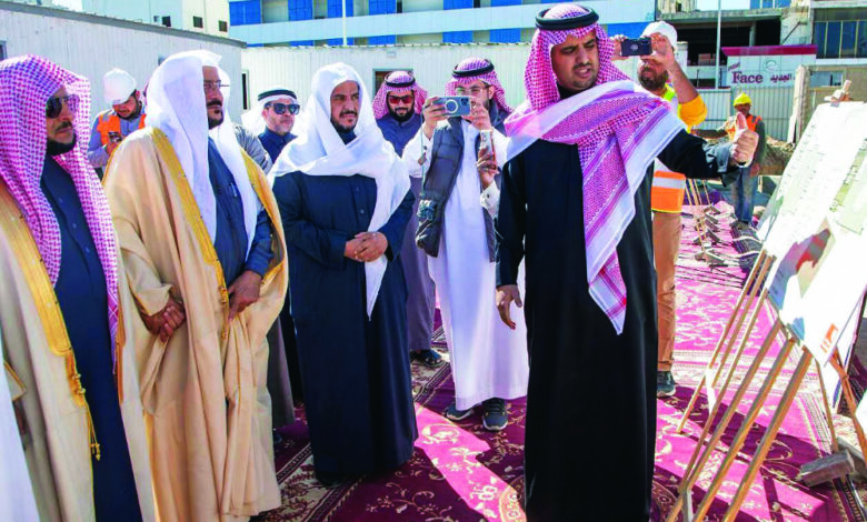 وزير الشؤون الإسلامية السعودي يتفقد المسجد الكبير في خميس مشيط