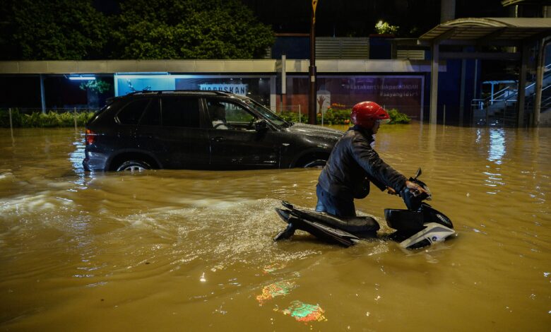 الفيضانات في ماليزيا تتسبب في نزوح أكثر من 22000 شخص