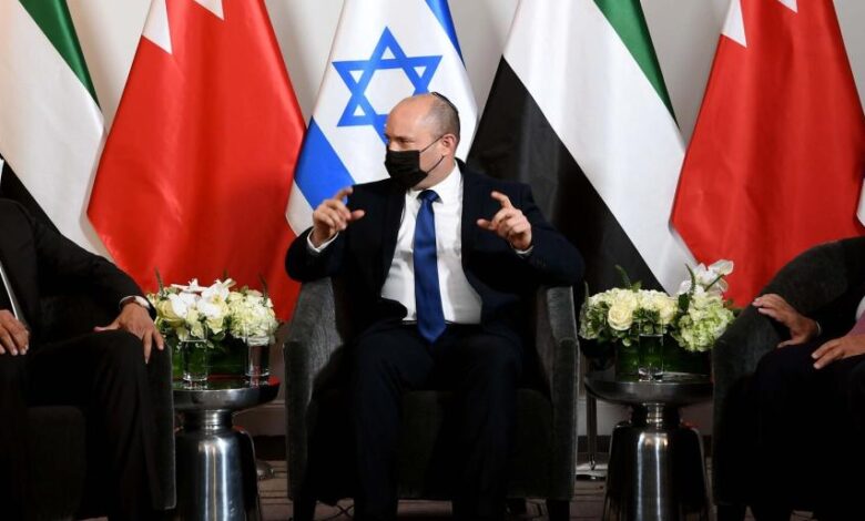 رئيس وزراء إسرائي يصل الإمارات في أول زيارة منذ تطبيع العلاقات بين البلدين