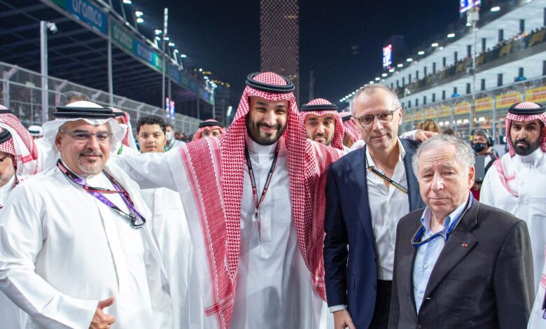 قادة البحرين يهنئون القيادة السعودية على سباق الفورمولا 1