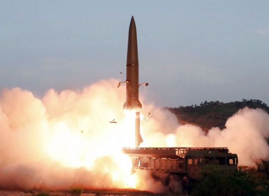 كوريا الشمالية تطلق صواريخ جديدة رداً على العقوبات الأمريكية