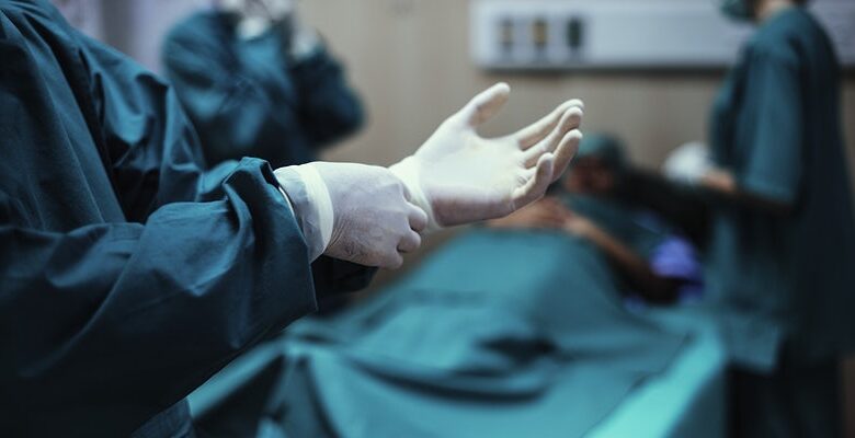 طبيب عيون سعودي يتسبب في اصابة 6 اشخاص بالعمى و يستمر في عمله