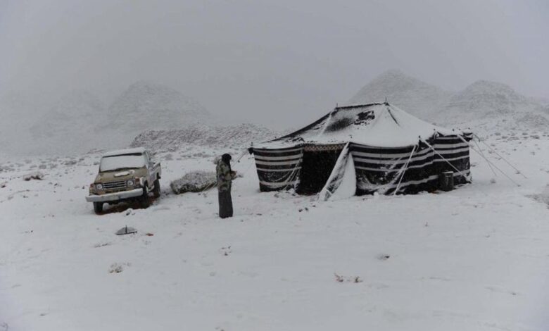 السعودية تشهد برداٌ غير مسبوق بینما تغطي الثلوج 6 مدن