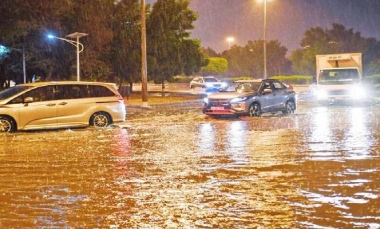 الأمطار في الكويت تتسبب بغلق شوارع وتعطيل الدراسة
