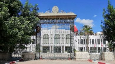 البرلمان التونسي المعلق يتحدى الرئيس ويلغي إجراءاته