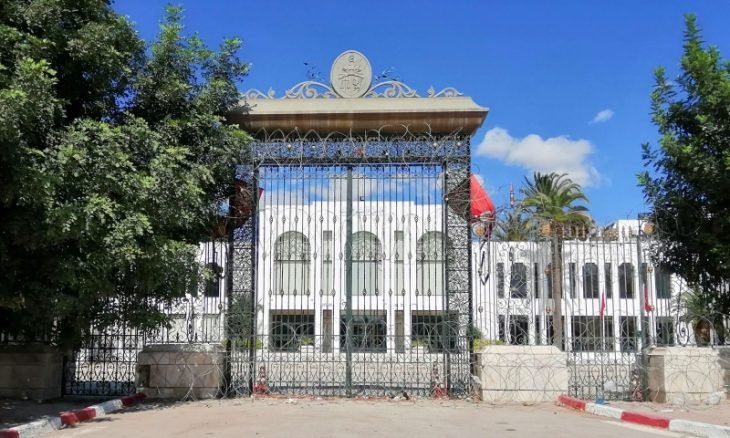 البرلمان التونسي المعلق يتحدى الرئيس ويلغي إجراءاته