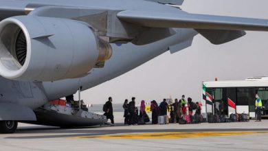 صورة عشرات الأفغان يغادرون الإمارات وفقدوا الأمل بعد بقائهم 