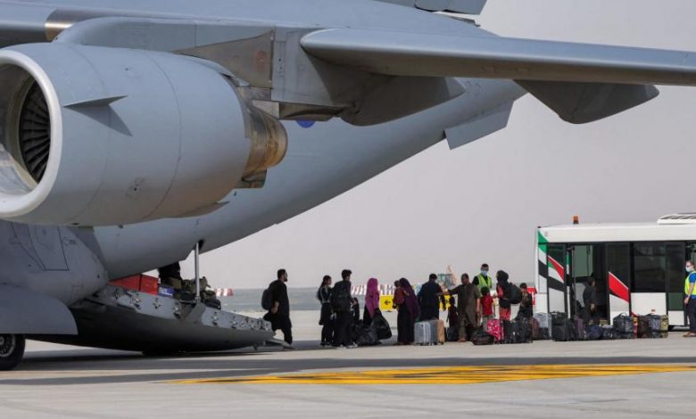 عشرات الأفغان يغادرون الإمارات وفقدوا الأمل بعد بقائهم