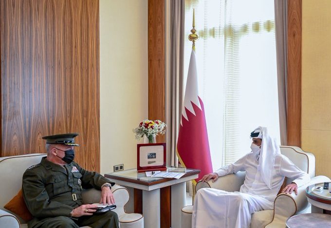أمير قطر يناقش مع قائد القيادة الأمريكية تطورات الأوضاع في المنطقة 