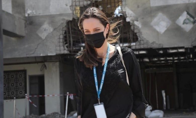 الممثلة الأمريكية الشهيرة أنجلينا جولي في اليمن للفت الانتباه إلى عواقب الصراع