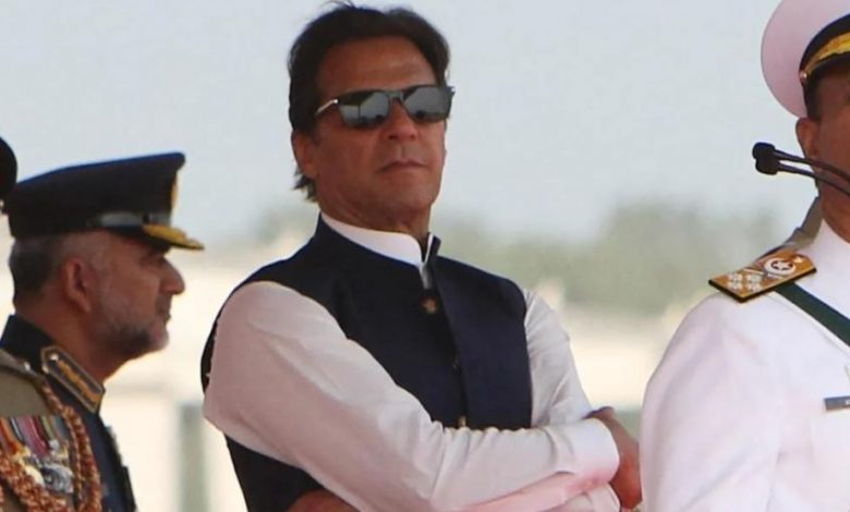برلمان باكستان يعزل عمران خان.. ومنع الوزراء من السفر
