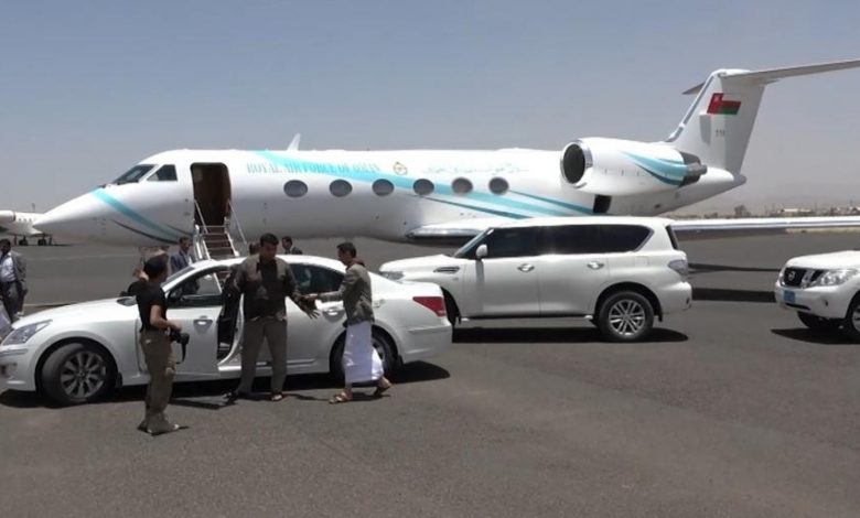 وفد عماني يصل الى مطار صنعاء الدولي لمتابعه وضع الهدنه