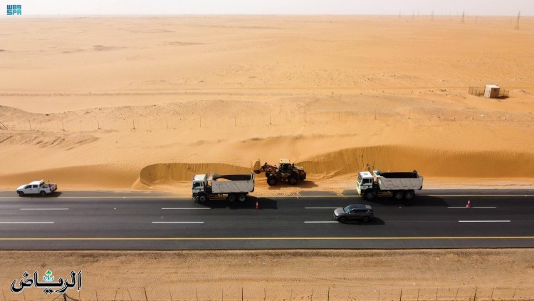 «النقل» تواصل جهودها في إزاحة الكثبان الرملية من حرم الطرق على مدار 24 ساعة